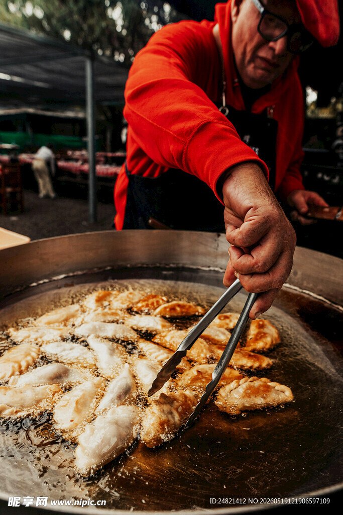 街头烹饪美味小吃