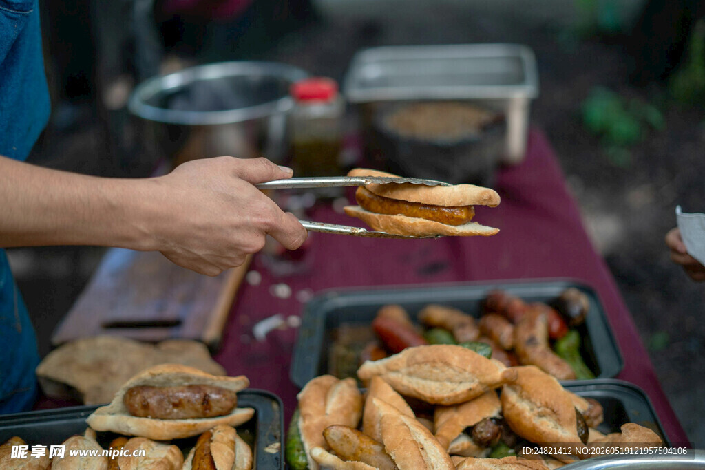 户外烧烤美食诱人瞬间