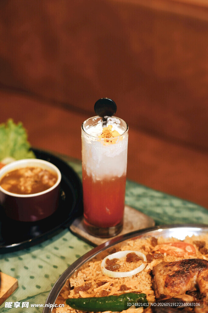 美味饮品搭配特色餐食