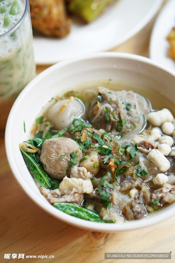 美味牛肉丸蔬菜汤面