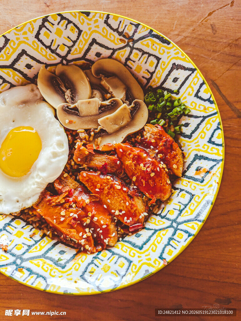 美味煎蛋烤肉蘑菇套餐
