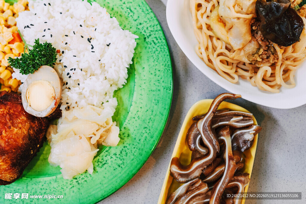 美味多样的特色餐食组合