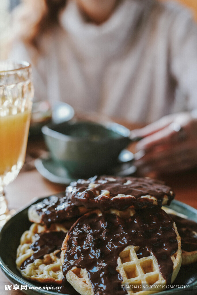 美味华夫饼搭配巧克力酱