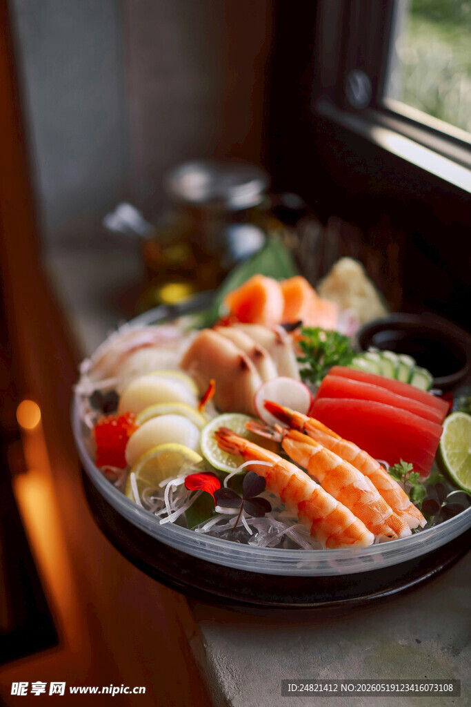 日式海鲜刺身拼盘美食