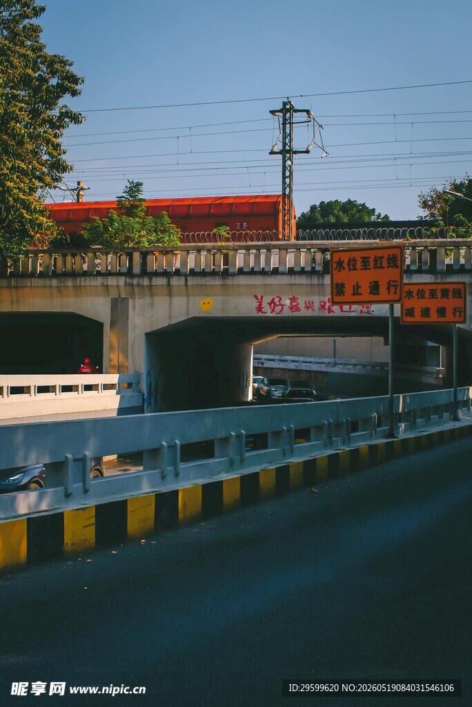 公路上行驶的大型货车
