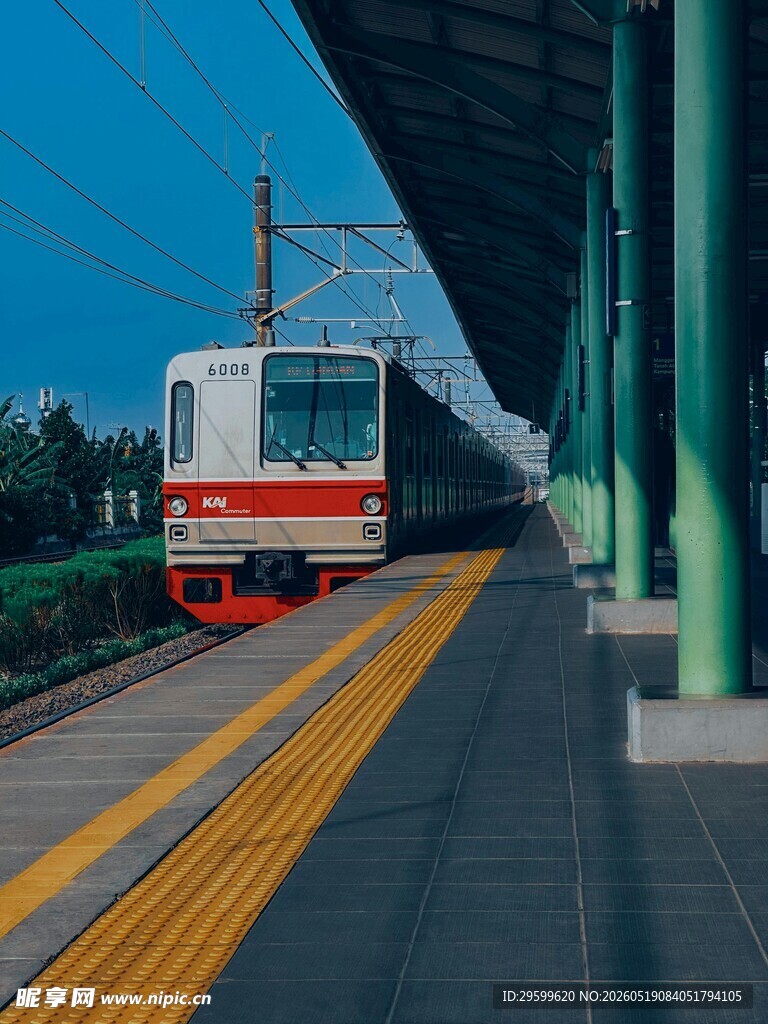 站台边停靠的红白列车