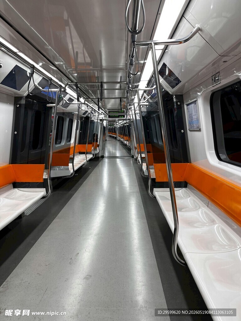 空旷的地铁车厢内部