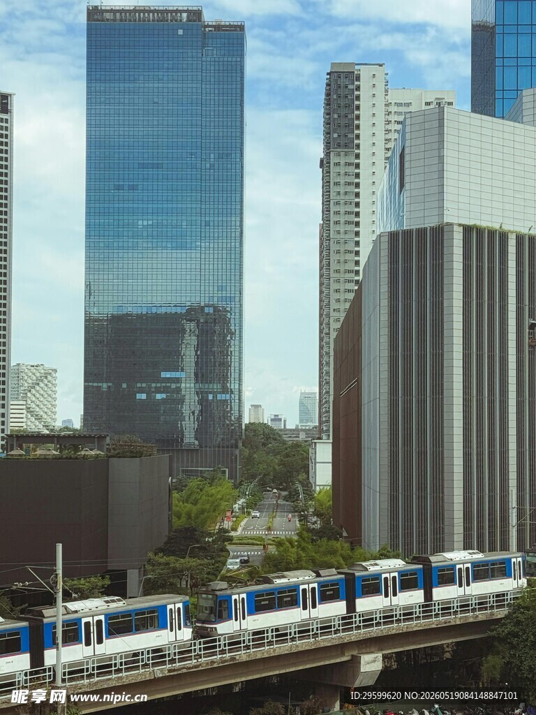 城市高架列车穿行摩天楼间
