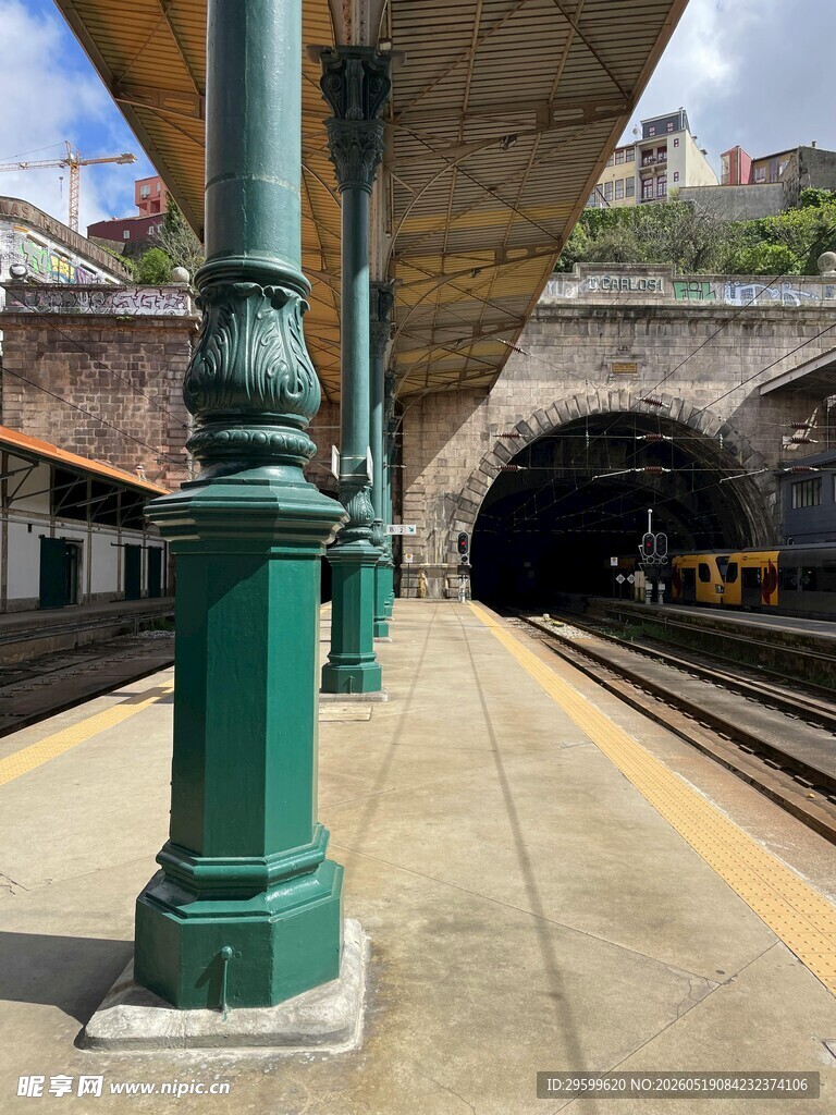 复古风火车站台场景