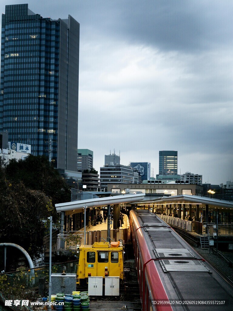 城市站台的列车与高楼
