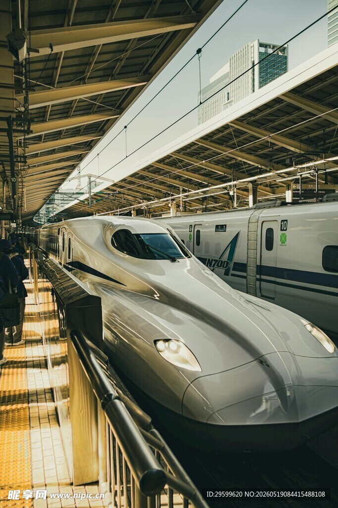 高铁站台上的流线型列车
