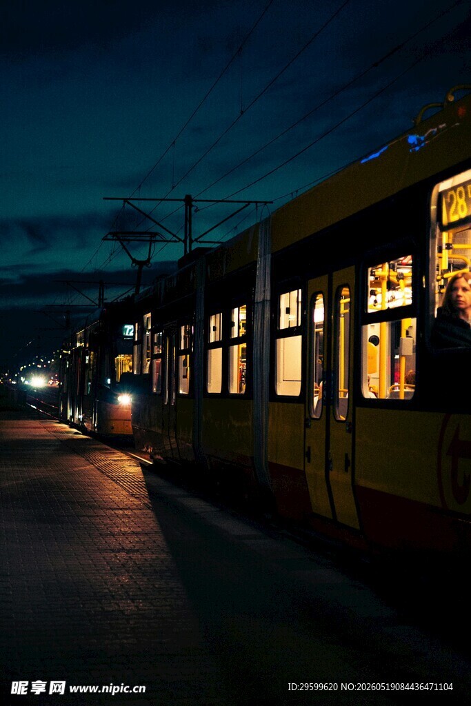 夜晚街边行驶的复古电车