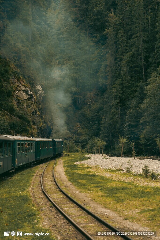 山间行驶的复古火车