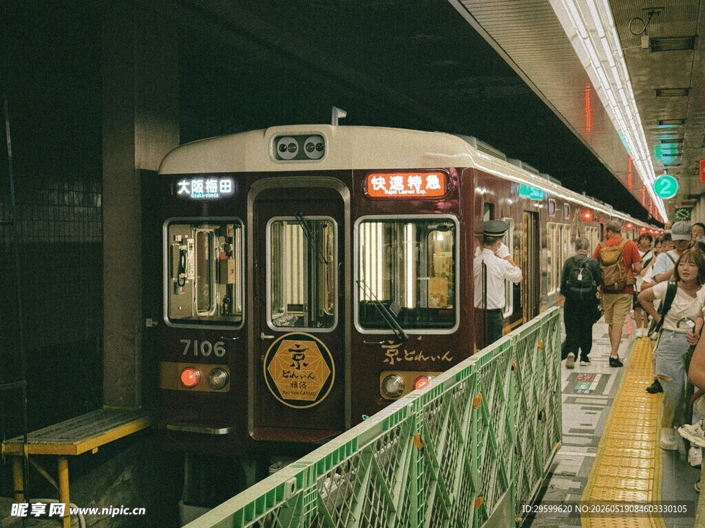 地铁站台的复古列车