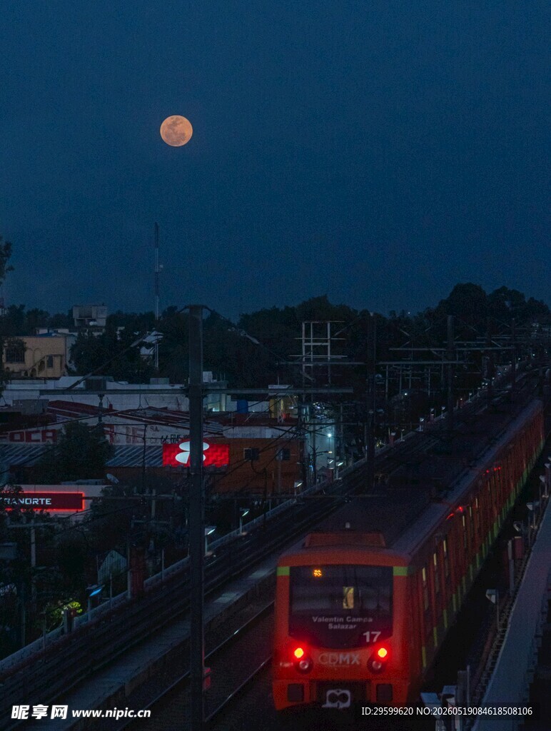 月夜下行驶的红色列车
