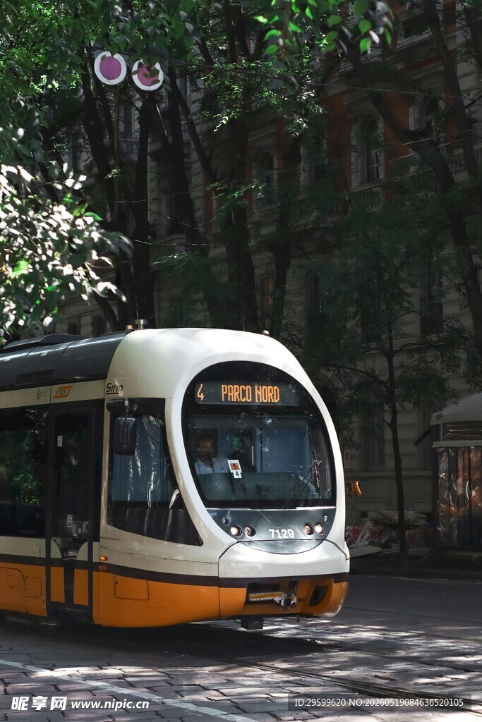 城市街道上的现代有轨电车