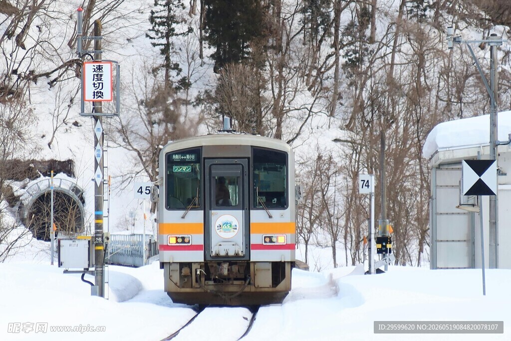 冬日雪景中的行驶列车