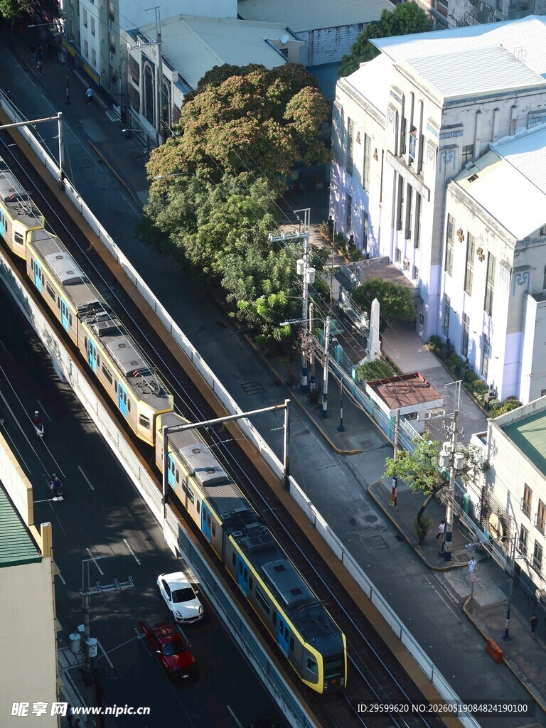 城市中行驶的轨道交通列车