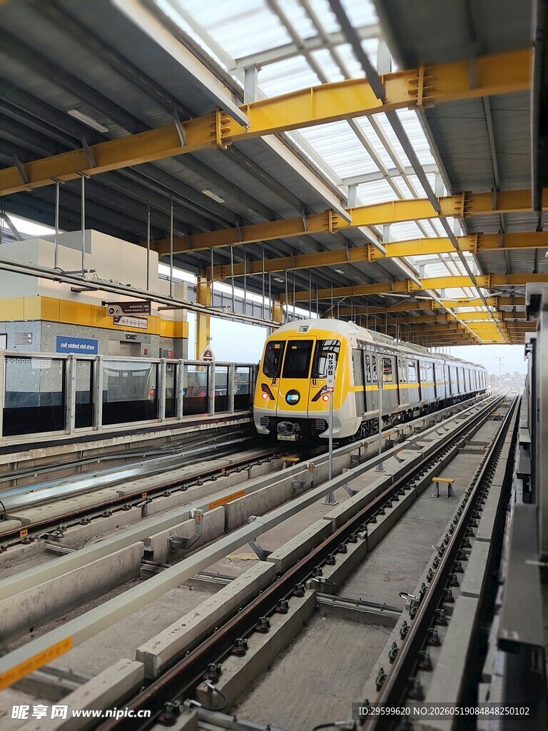 火车站内的黄色列车