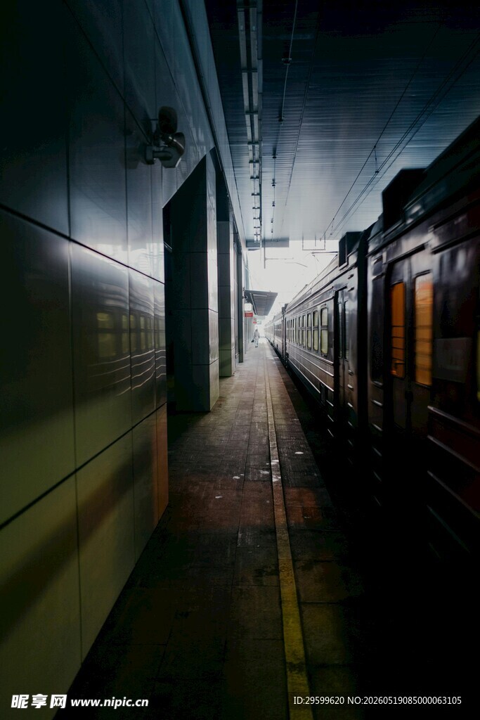 昏暗地铁站台与列车