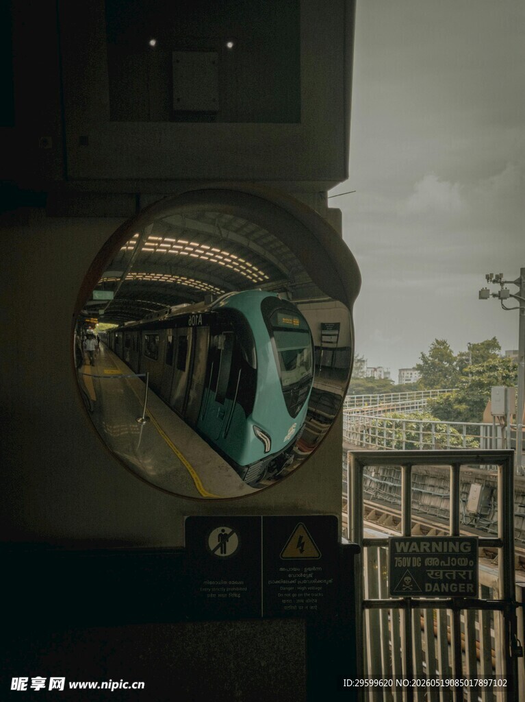 圆形窗中的城市景观
