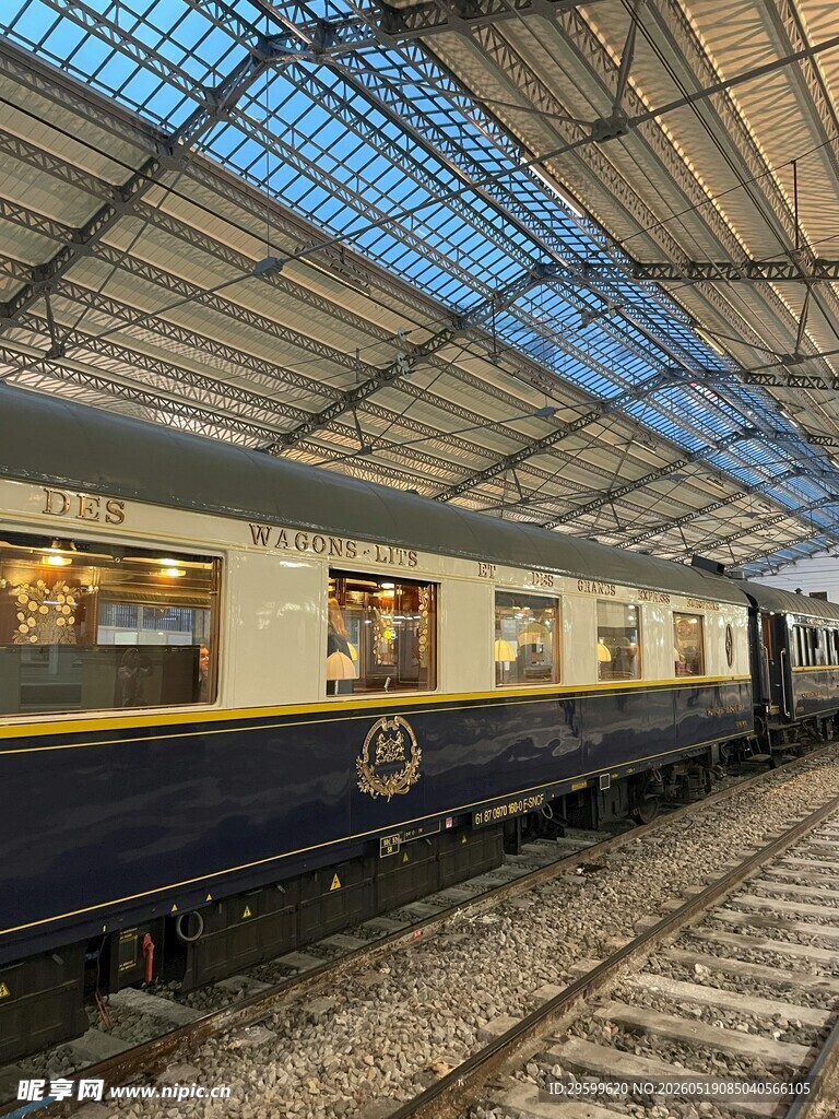 复古风格火车站内的列车