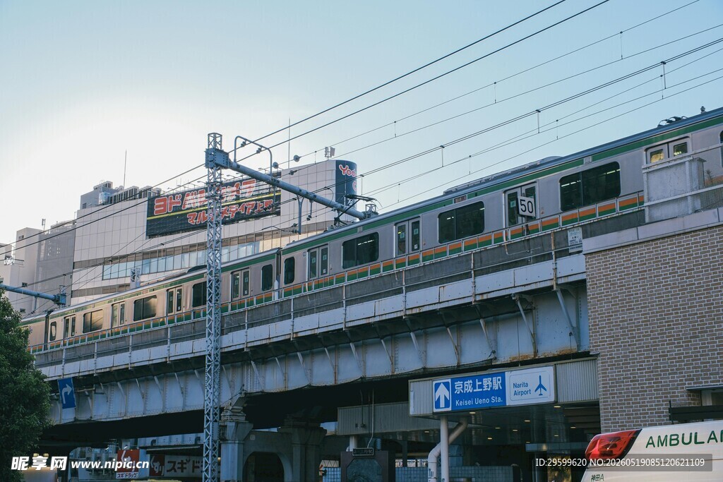 城市高架上的行驶列车