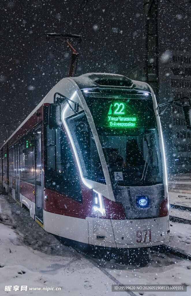 雪天行驶的有轨电车