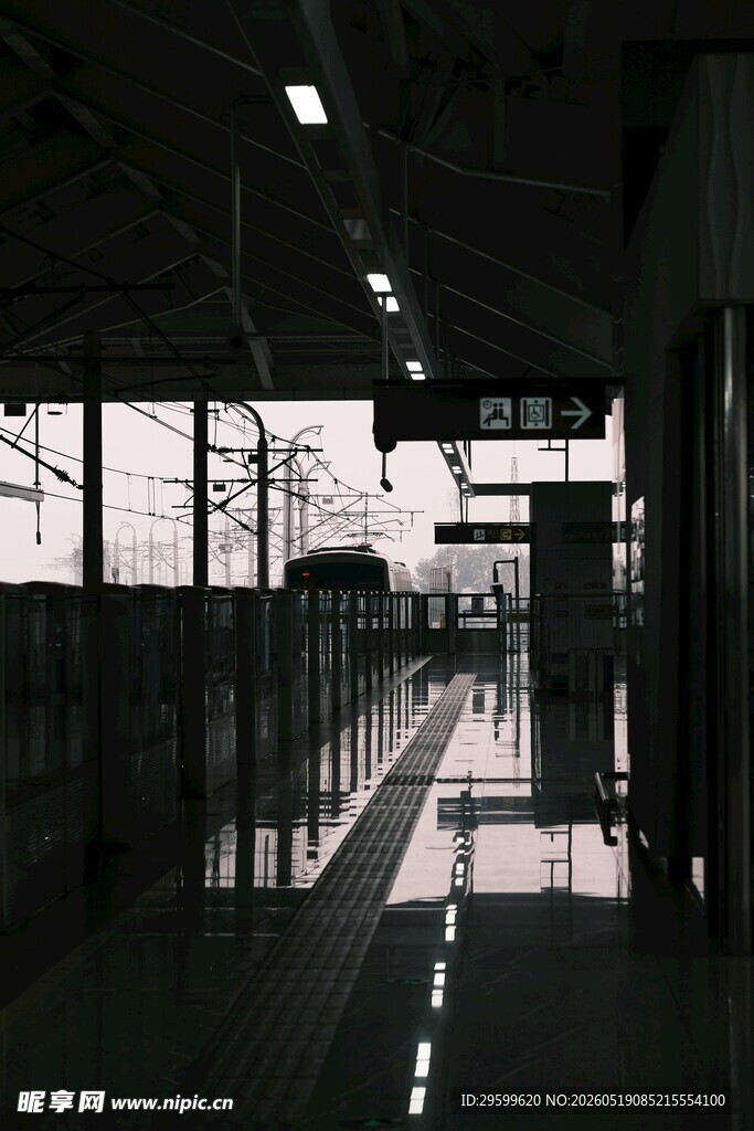 空旷地铁站内的宁静景象