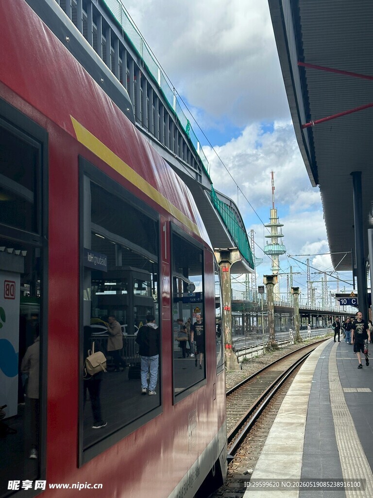 火车站台的列车与行人