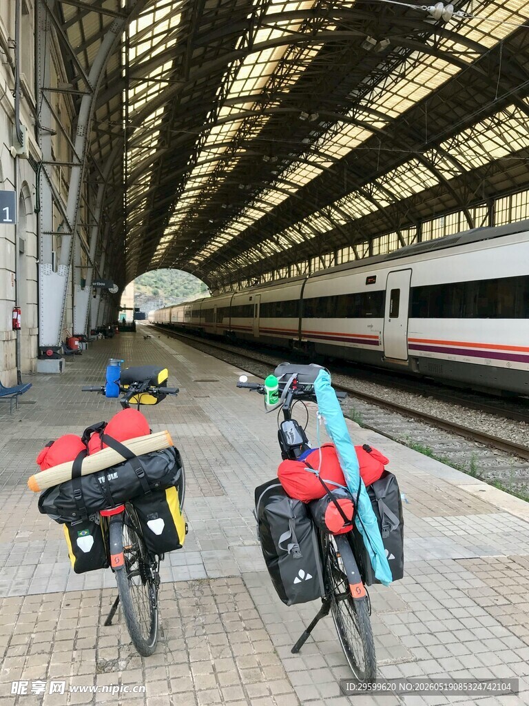 车站内停放的两辆旅行自行车
