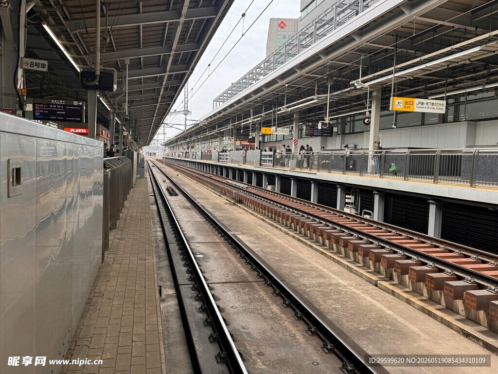 火车站台铁轨场景