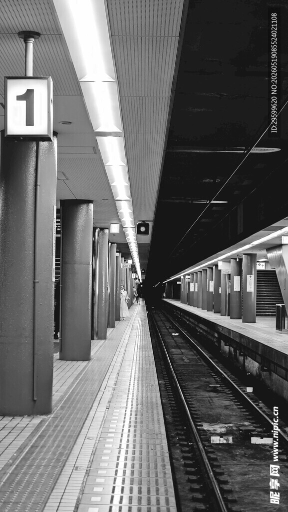 空旷地铁站台等待列车