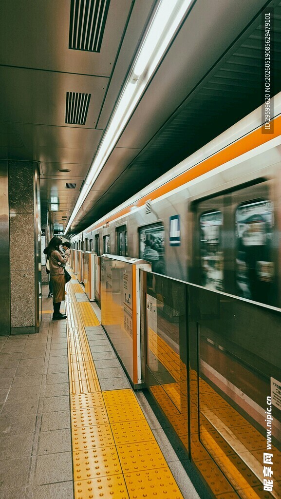 地铁站台的列车与乘客
