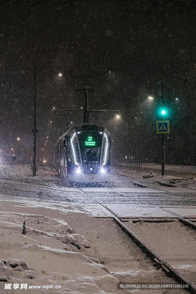 雪夜中行驶的有轨电车