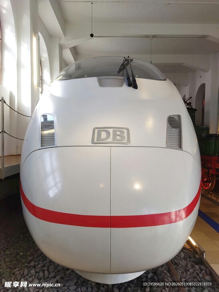 白色流线型高速列车车头