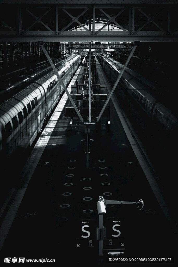 夜幕下的铁路轨道