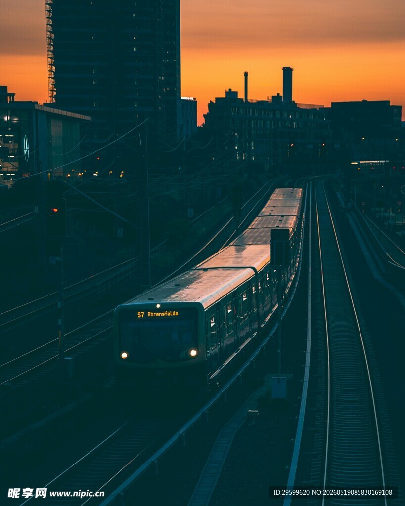 夕阳下的城市铁轨列车