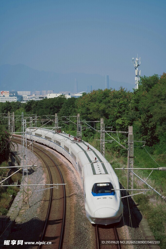 高速行驶的现代化高铁列车