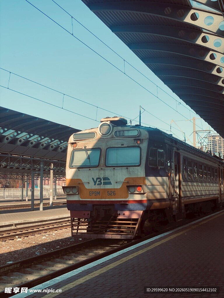 火车站台的行驶列车