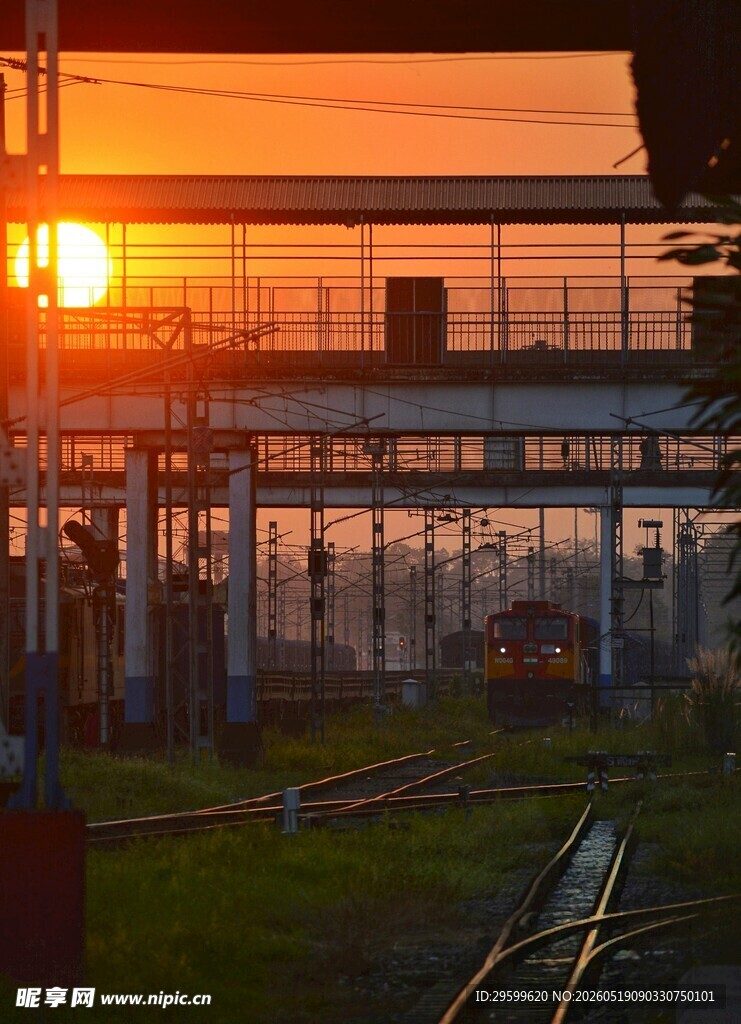 夕阳下的工业场景
