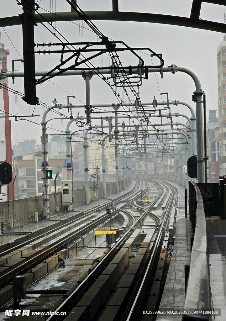城市铁轨场景