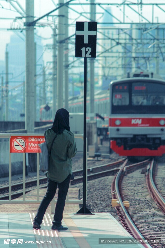 站台女子等候列车