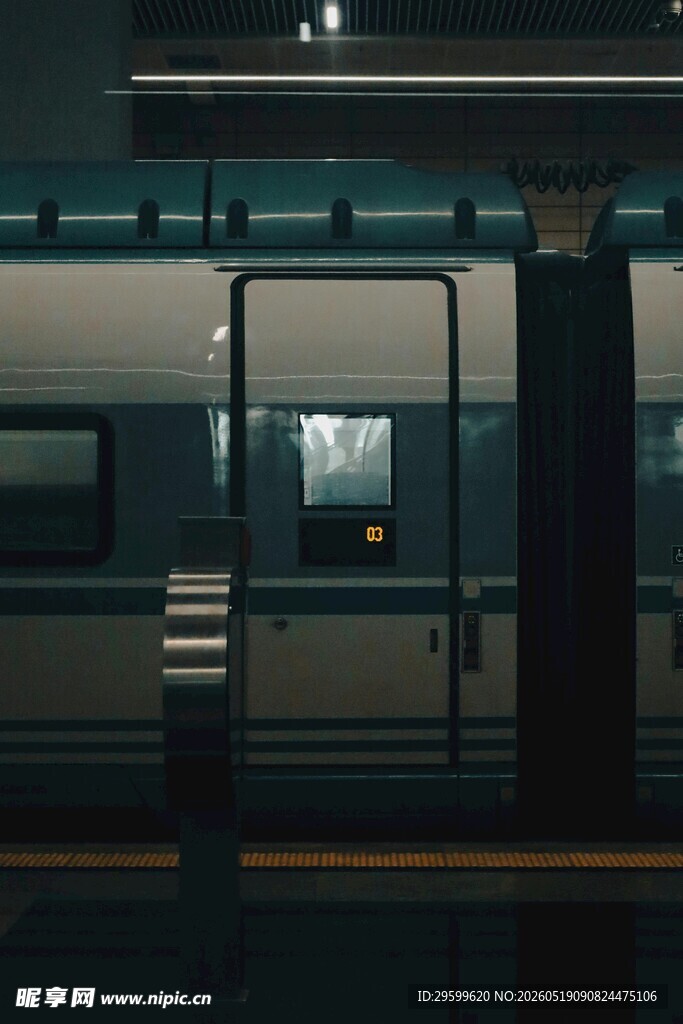 地铁站台的列车