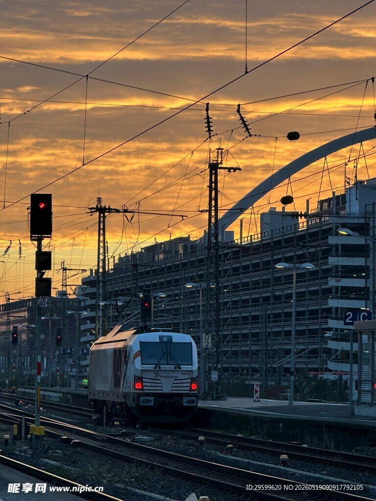 夕阳下的铁轨与行驶列车