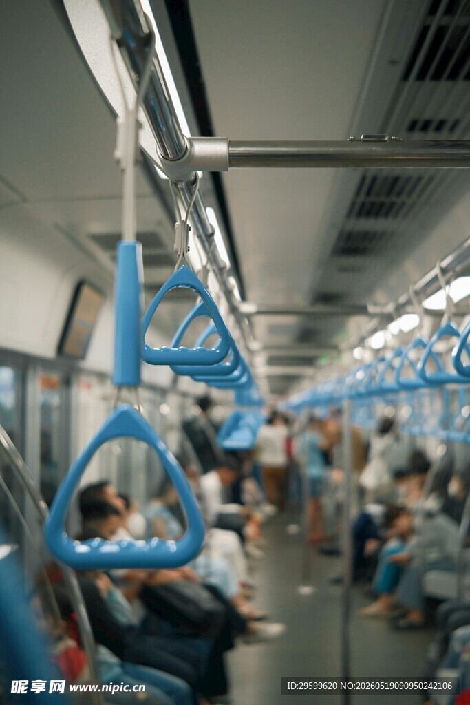 地铁车厢内的乘客景象