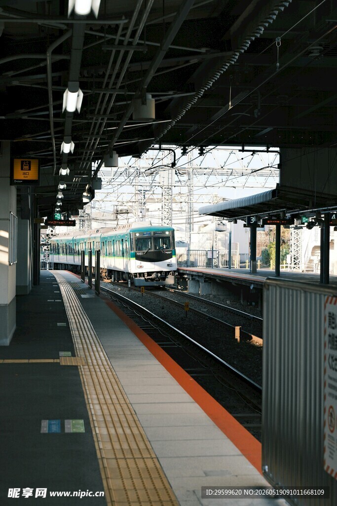 空旷的地铁站台场景