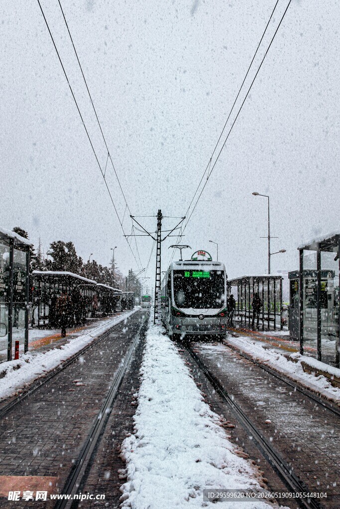 雪天铁轨上行驶的绿色列车