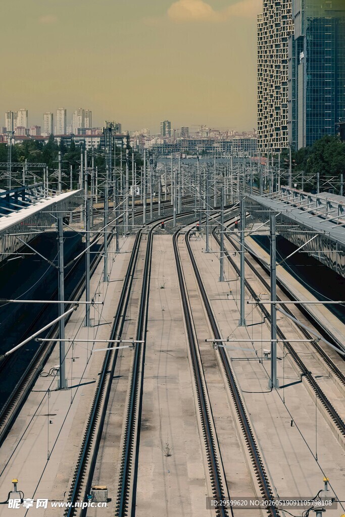 城市铁轨景象