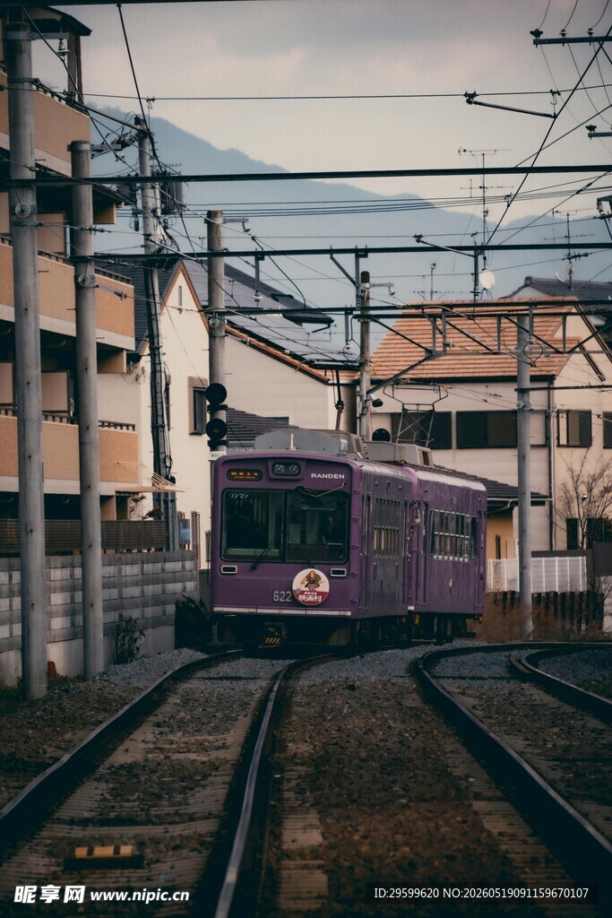 复古有轨电车穿行于街道